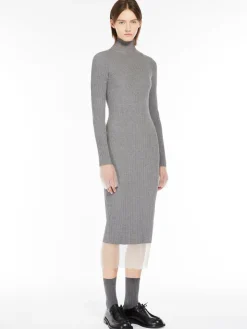 Abito in maglia con collo a lupetto